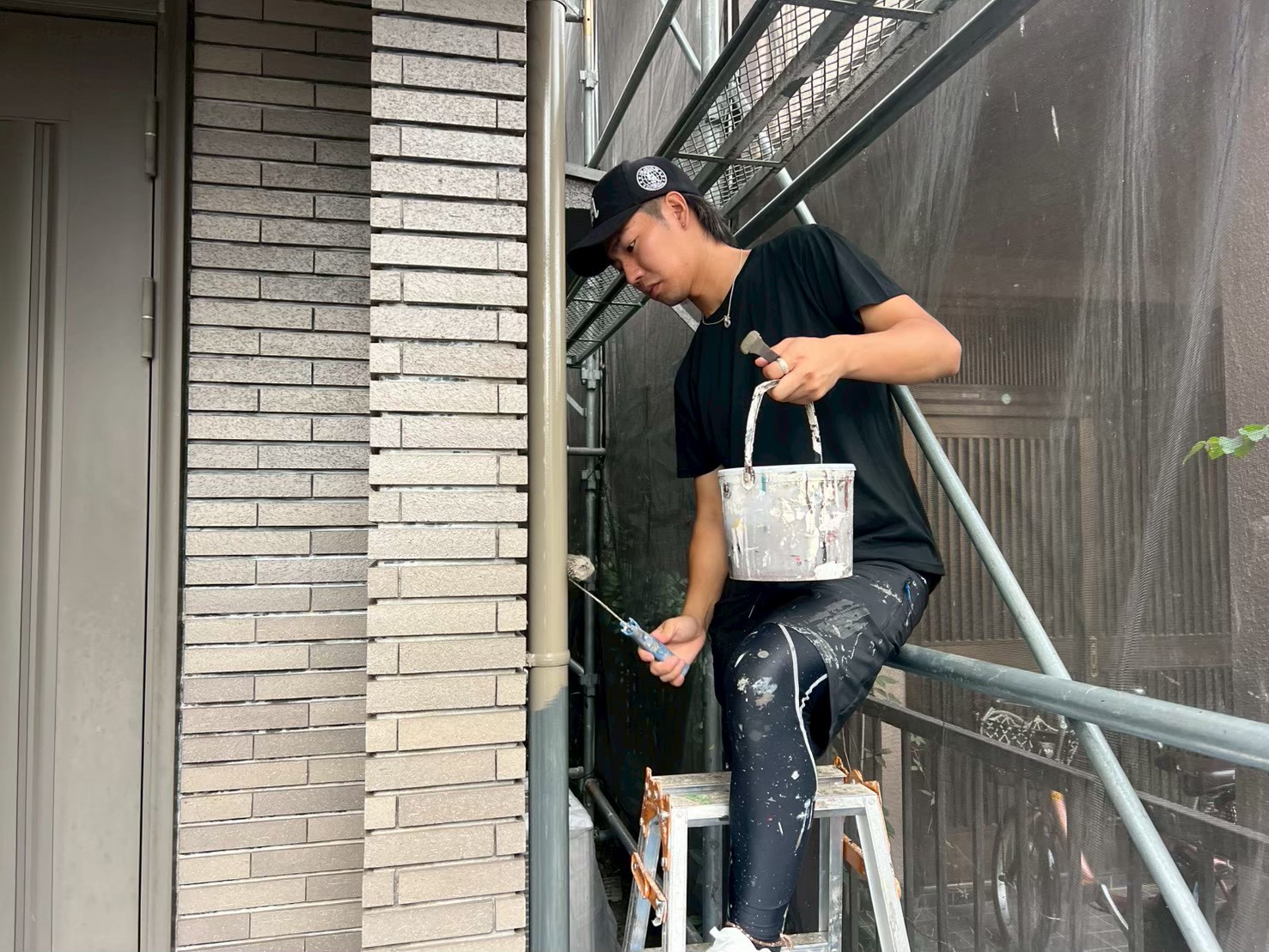 現場で作業する関根